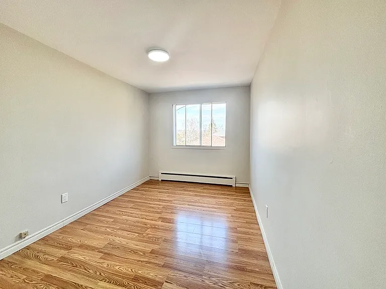 10 Park Ave W — Photo 8
