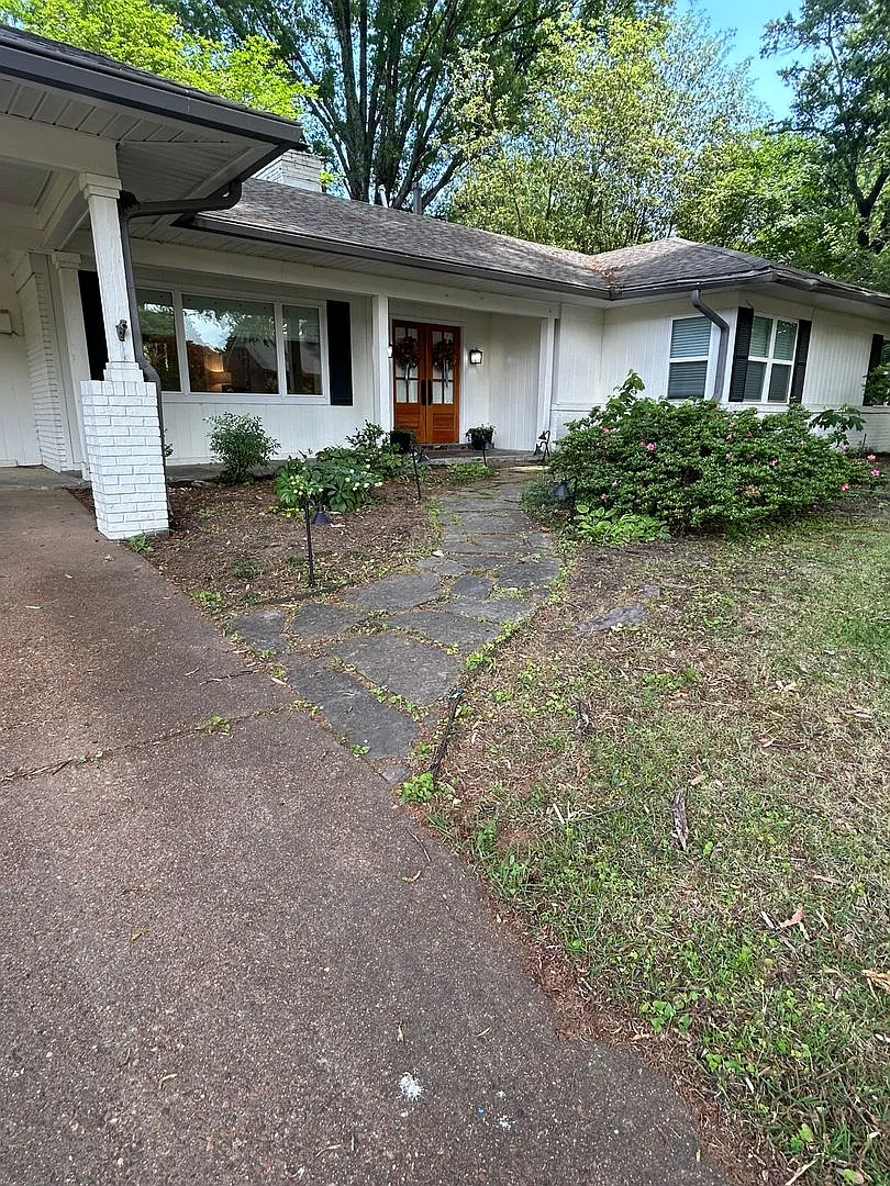Great Location! Completely Renovated! Huge Backyard! Pets welcome, fees apply. — Photo 2