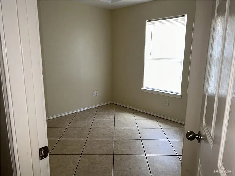 215 W Albatross Ave #B — Photo 6