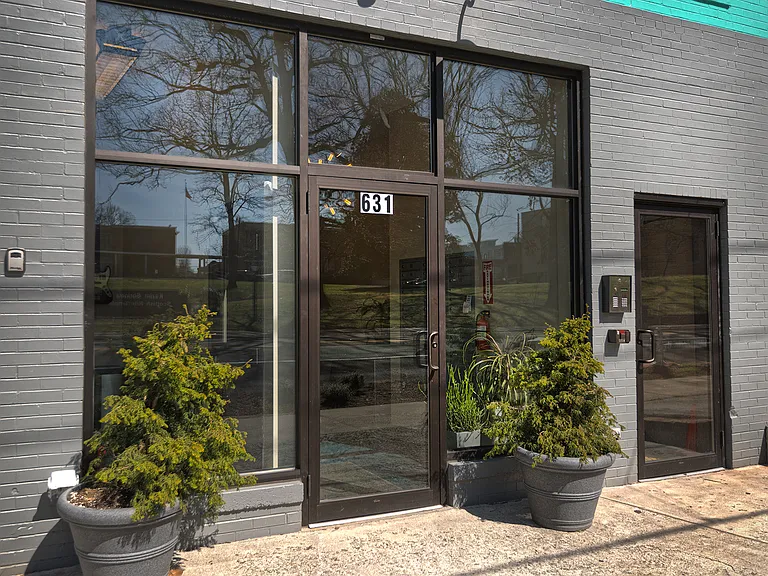 631 Campbell Ave SW — Photo 2