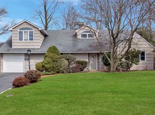 12 Center Dr, Roslyn, NY 11576