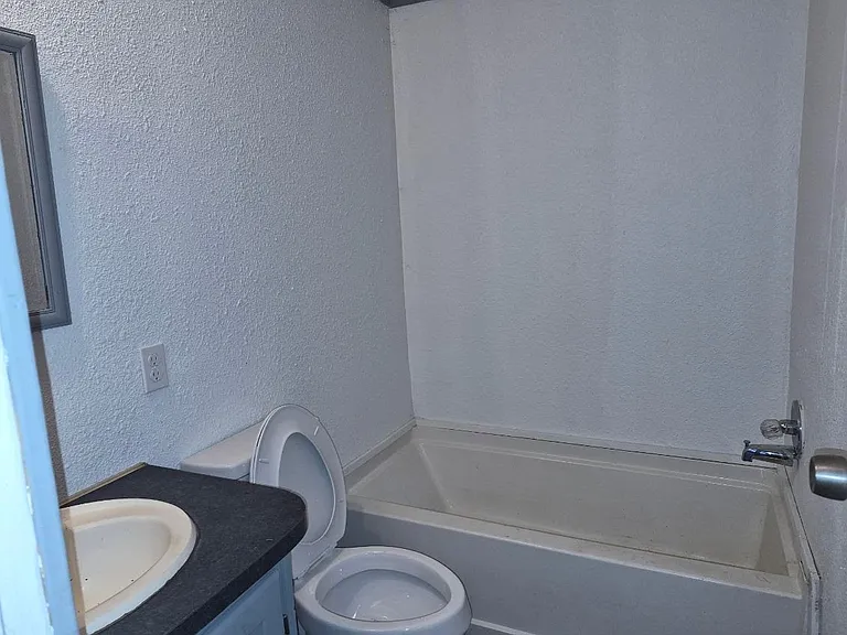 209 S Avenue B #18 — Photo 9