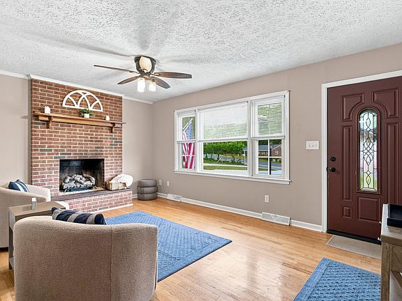 2nd image of 160 Westbriar Pl