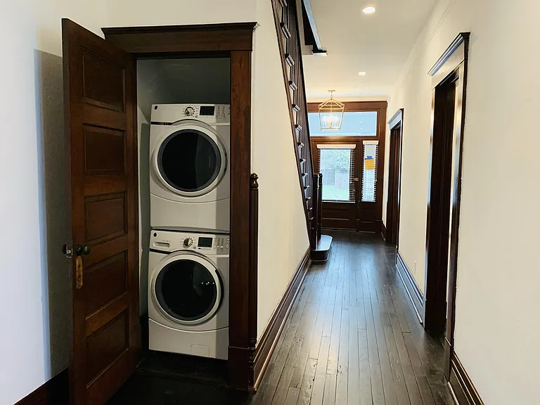 21 E 40th St — Photo 16