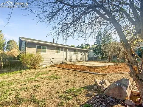 2423 Camelot Ct — Photo 14