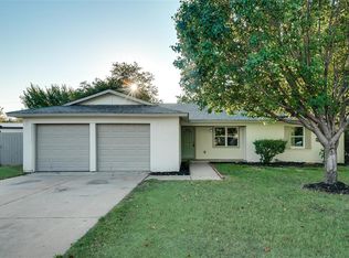 725 Palomino Dr, Saginaw, TX 76179