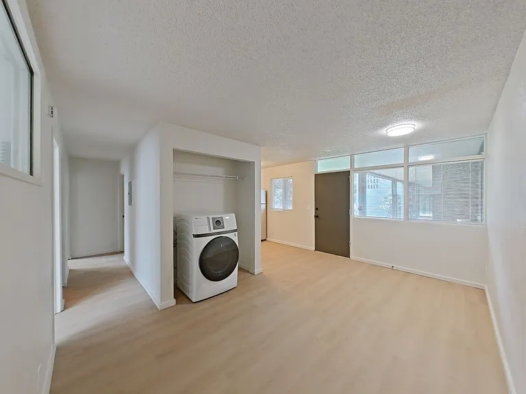 University Manor - Newly Renovated Units just a short walk from Campus! — Photo 21