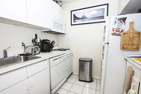 Rented by Avenues Real Estate | media 4