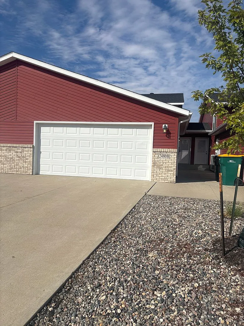 Spacious 3-Bedroom Townhome in West Fargo — Photo 1