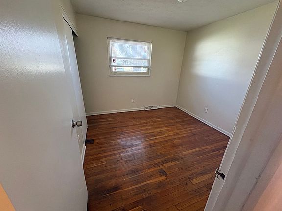 5th image of 939 S Waverly St