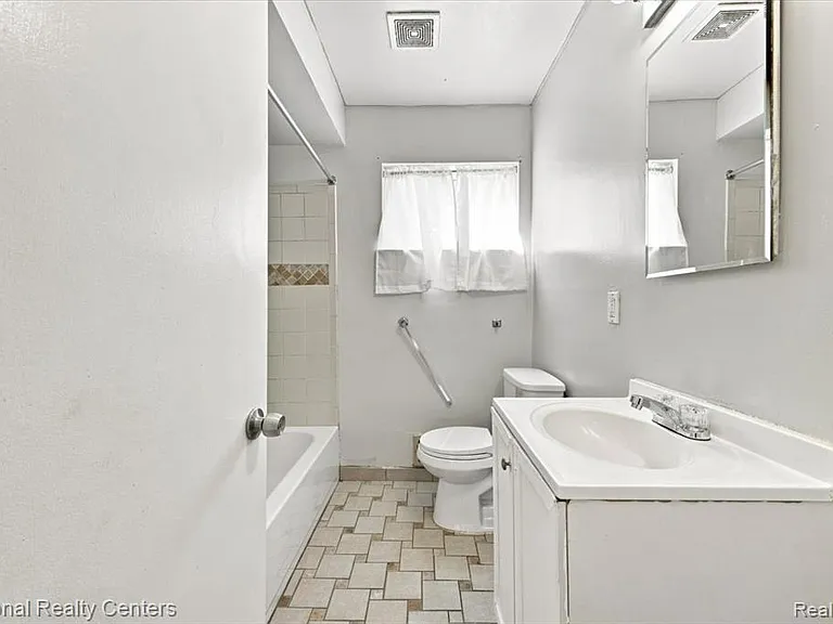 26280 Pinehurst St — Photo 6