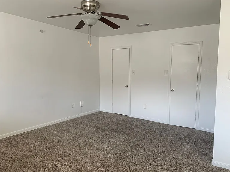 Emerald Cove Apartments — Photo 6