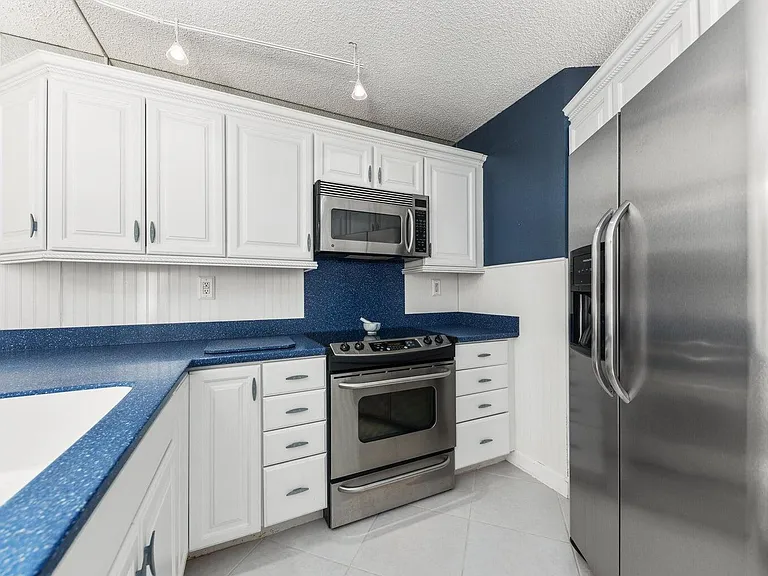 3648 Victoria Dr — Photo 16