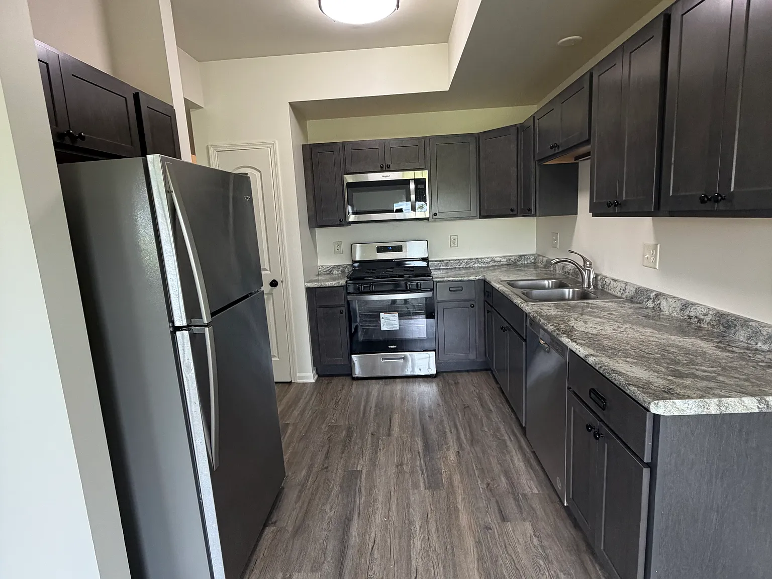 3 bed, 2.5 bath, 1550 sqft, $1,700 — Photo 2