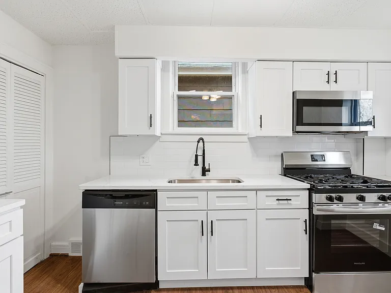 240 Ridgewood Ave — Photo 7