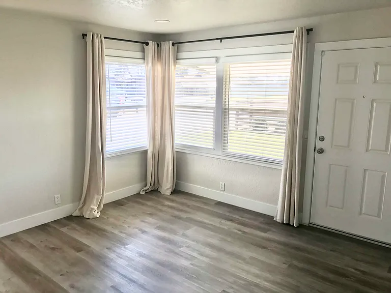 357 W Gettysburg Ave — Photo 2