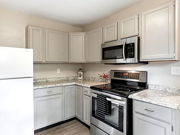 4th image of 1030 NE Michigan Ave