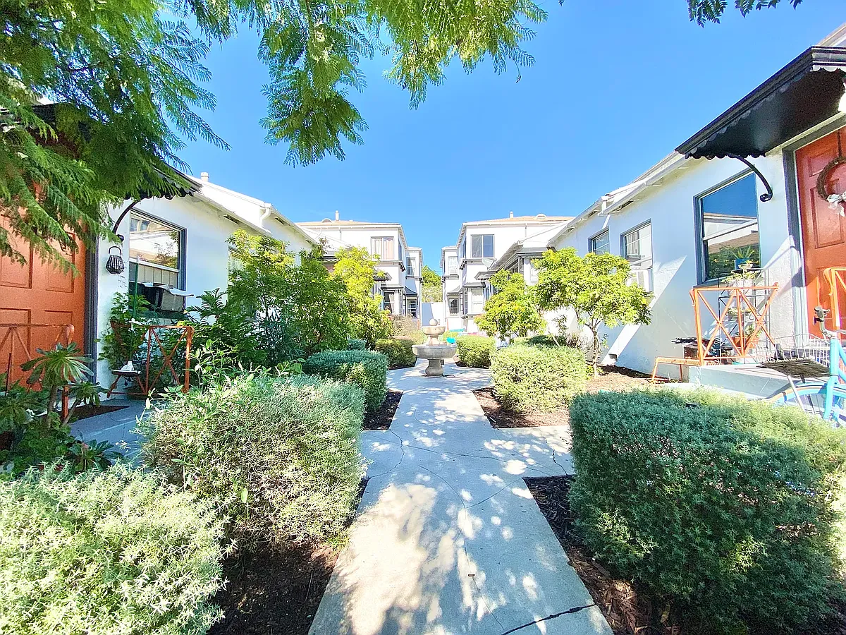 Building Photo - 4127 W Adams Blvd #C