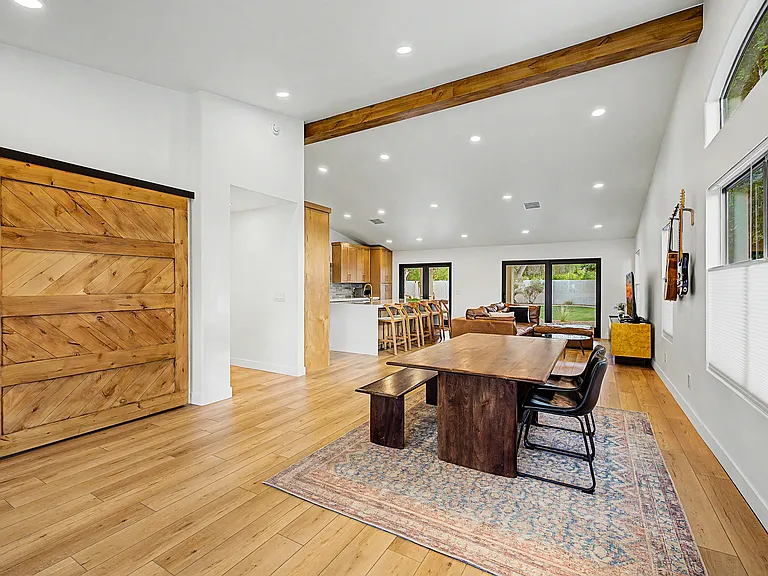 1053 E Bart St — Photo 3