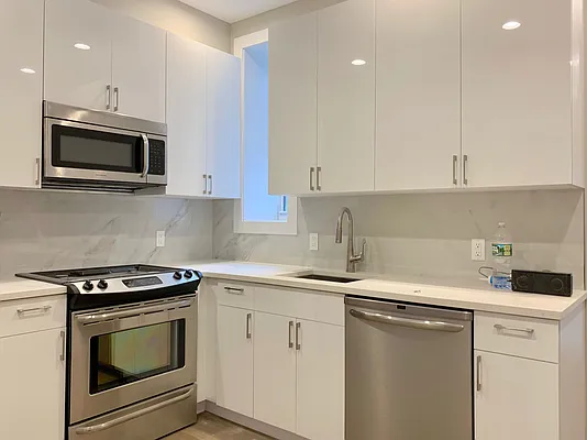 Rented by Astoria Realty | media 14