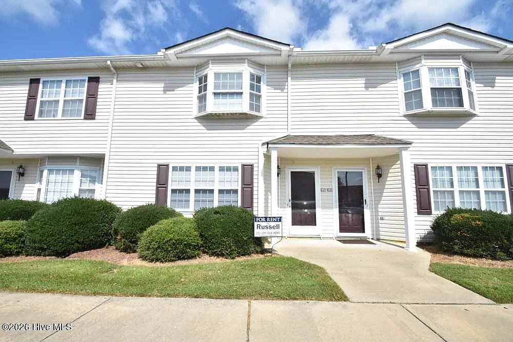 3 bed, 2.5 bath, $1,400 — Photo 1