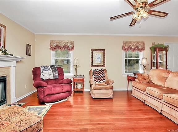 5th image of 514 Harmony Glen Cir