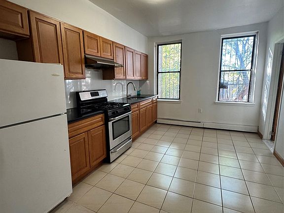 3rd image of 2358 pacific Street