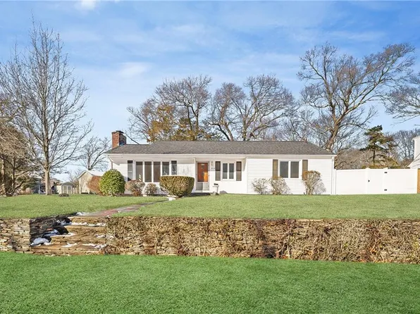 417 Squantum Dr, Warwick, RI 02888