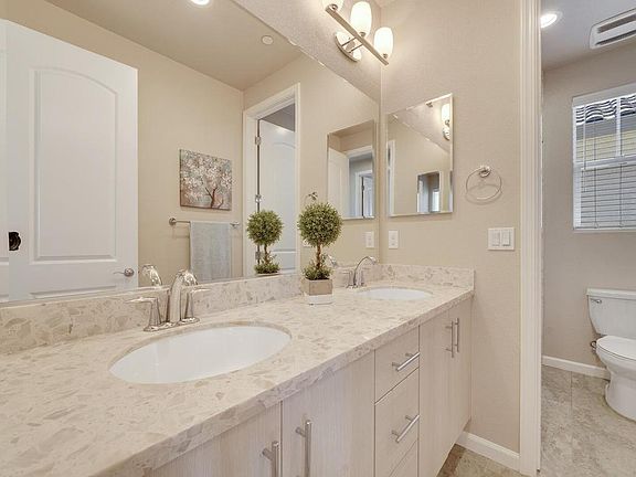 5th image of 922 Holly Pl