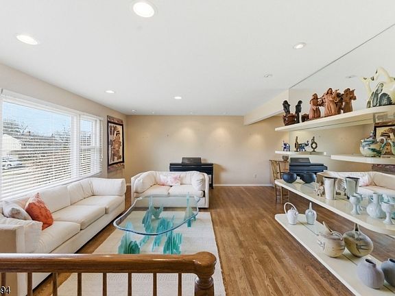 3rd image of 11 Pilgrim Way