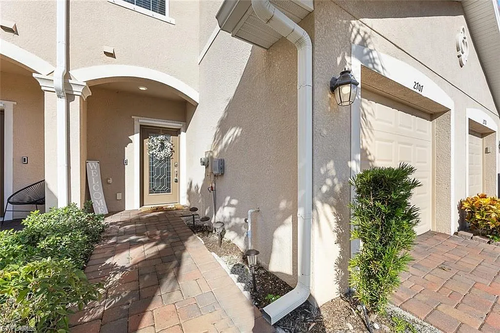 3 bed, 2.5 bath, 1742 sqft, $2,200 — Photo 3