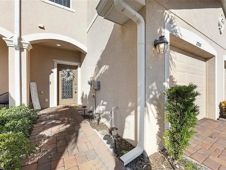 2707 Blossom Way — Photo 3