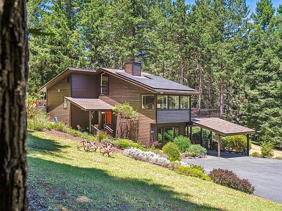 4th image of 2975 Joy Rd