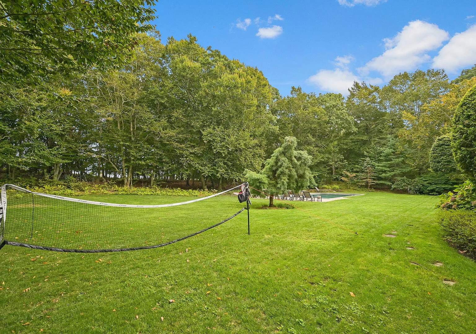 Beautiful home with private pool, hot tub, gym — Photo 3