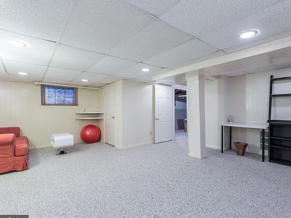 Large carpeted family room. The niche has a king-size bed. Ample built-in bookcases on the opposite wall