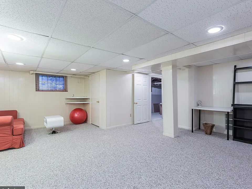 Large carpeted family room. The niche has a king-size bed. Ample built-in bookcases on the opposite wall