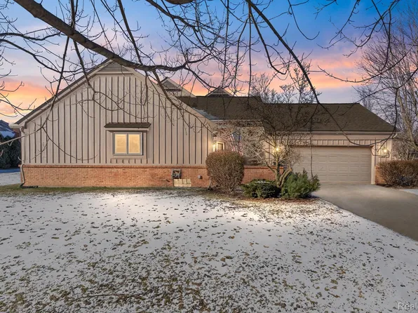 37779 Siena Dr, Farmington, MI 48331