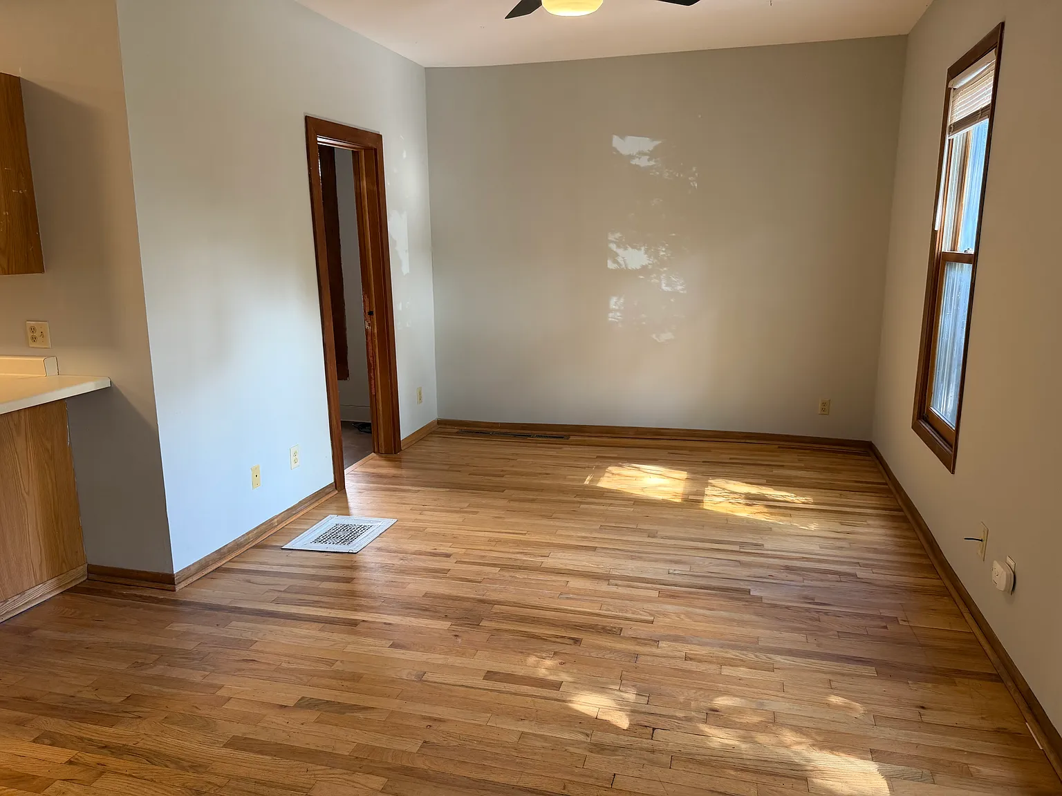 3 bed, 902 sqft, $2,095 — Photo 2