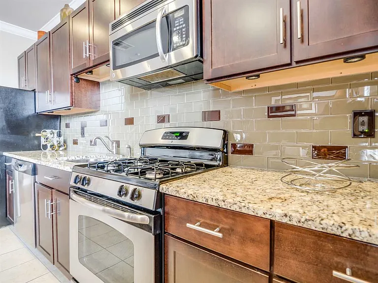 1209 Summit Ave #420 — Photo 4