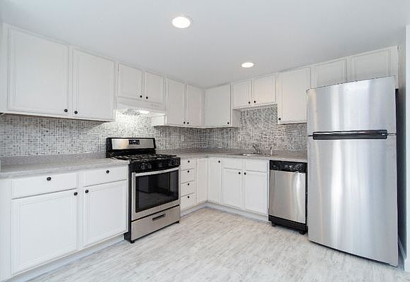 1st image of 61 E 118th St