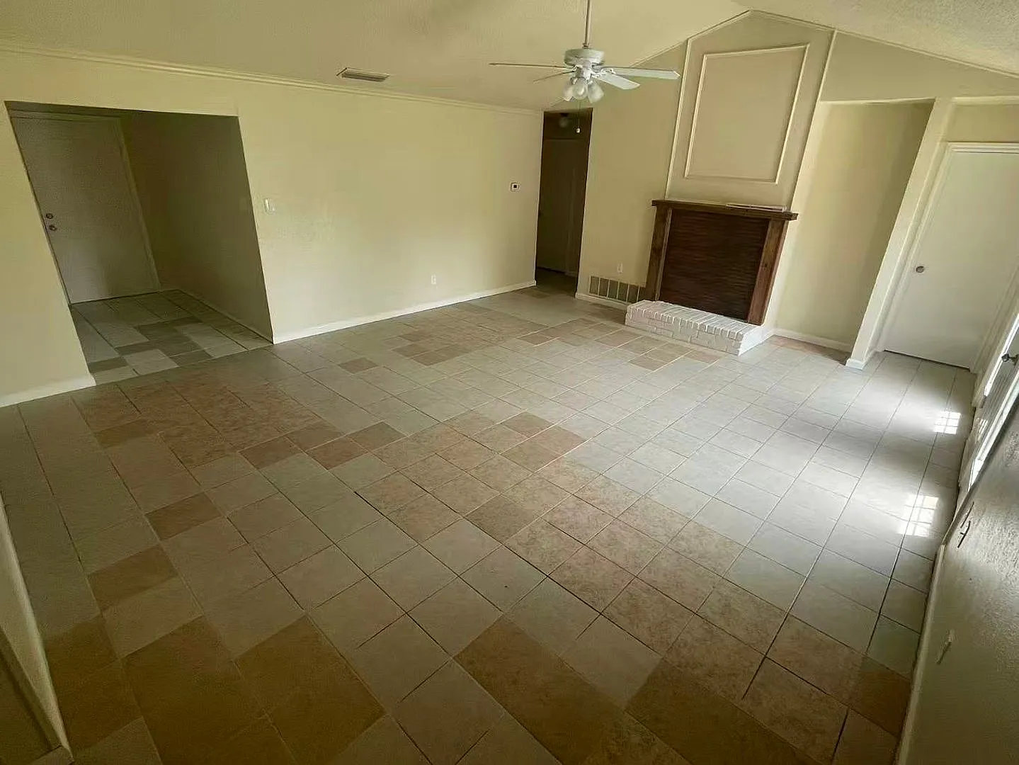 Beautiful 4 Bedroom 2 Bathroom in Plano! — Photo 3