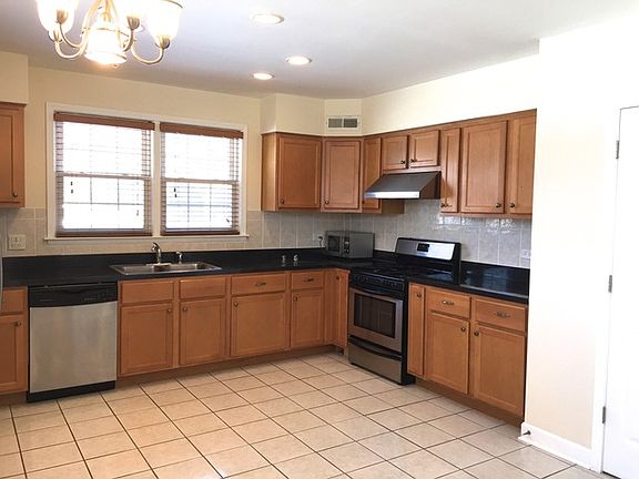 4th image of 1551 California Ave