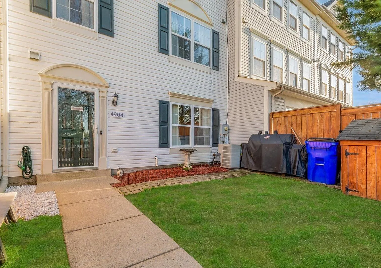 Beautifully maintained townhouse in Wellington Trace available early October! — Photo 3