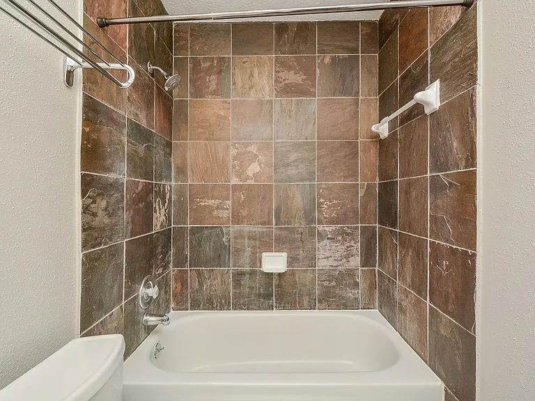 13859 Hollowgreen Dr — Photo 25