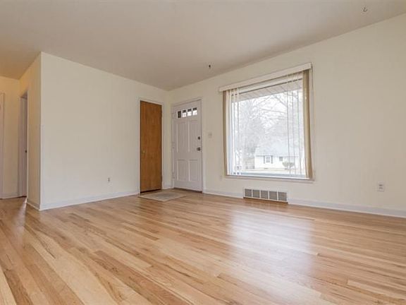 3rd image of 818 Starwick Dr