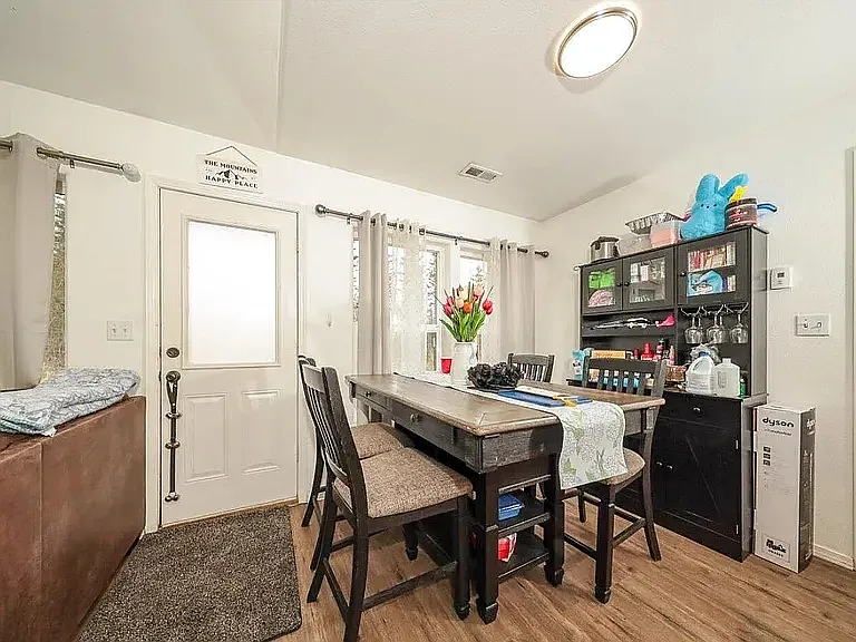 3 bed, 1050 sqft, $2,475 — Photo 3
