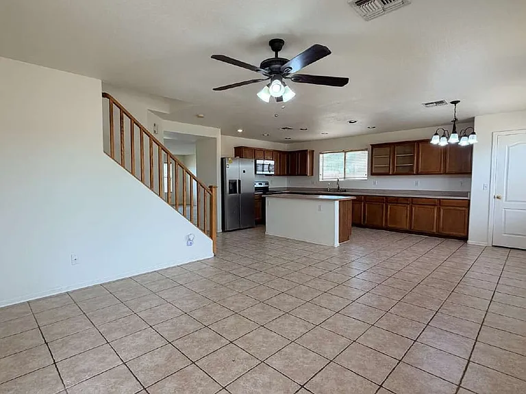 571 E Reflection Pl — Photo 6