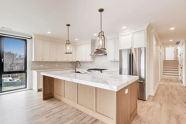 3 bed, 2.5 bath, $5,150 — Photo 2