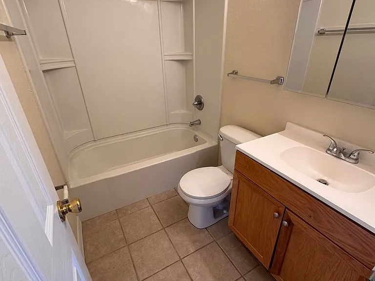 2433 Bainbridge Ave — Photo 8