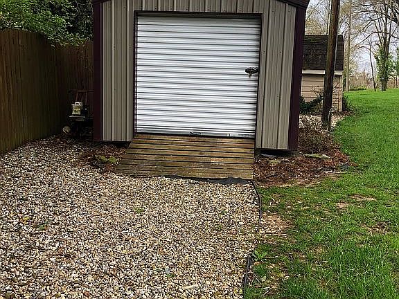 4th image of 1577 N Hillcrest Dr
